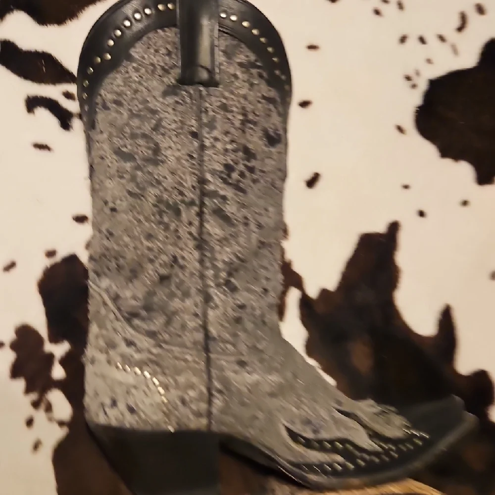 Harley-Davidson Black and Gray Studded Heeled Boots - Picture 4 of 12